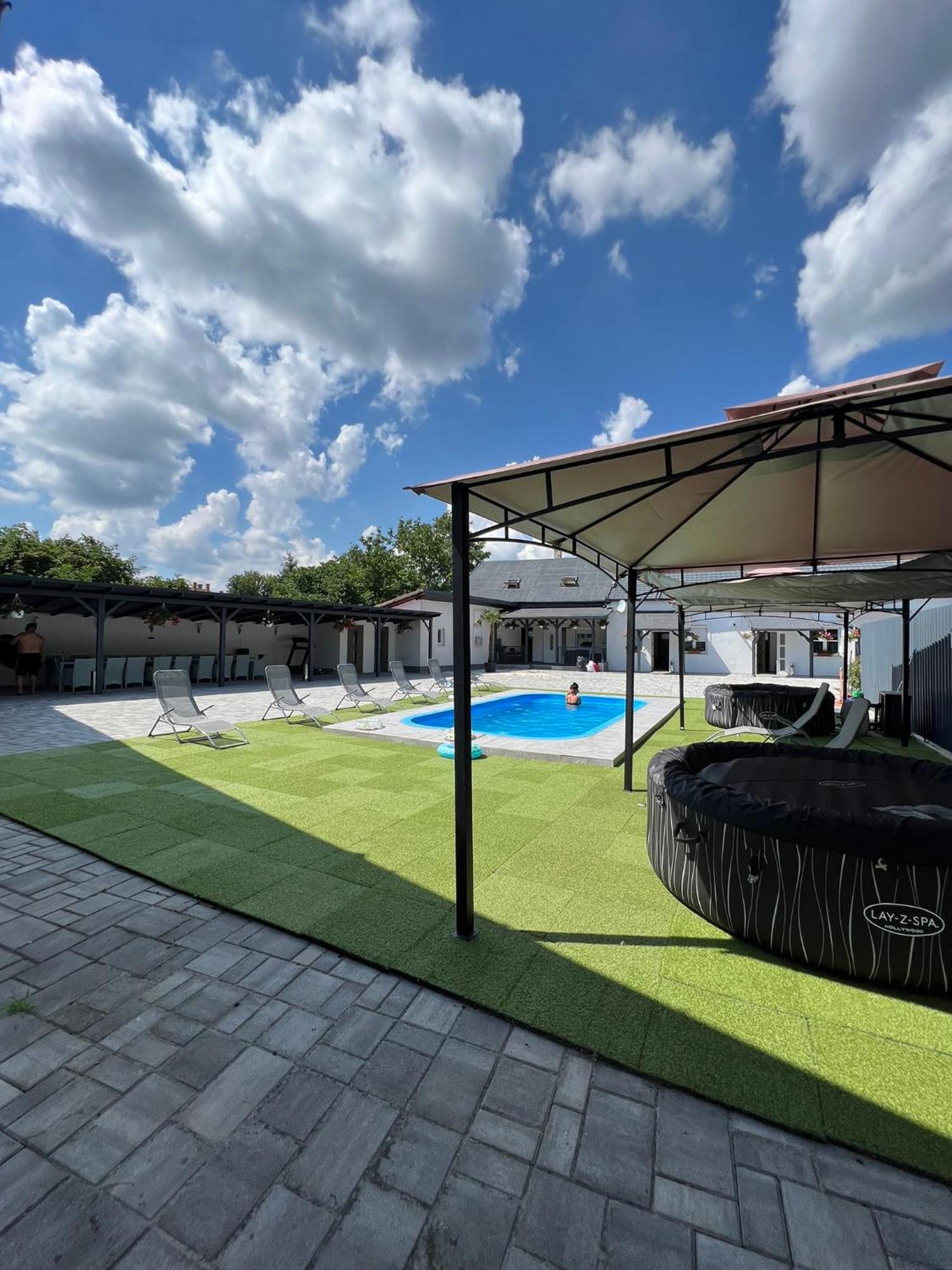 Adel Apartman Kisujszallas Exterior foto
